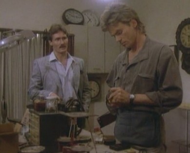 Angus MacGyver Trucs et Astuces - 1x22 Assassin sous Contrat - MacGyver et Piedra (tueur � gage)